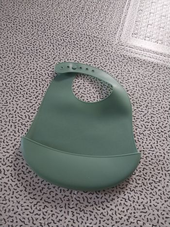 Bavoir en silicone vert – Pratique & antidérapant