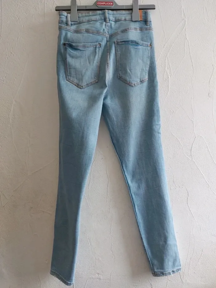 Jean bleu avec bande blanche Taille 40 - photo numéro 4