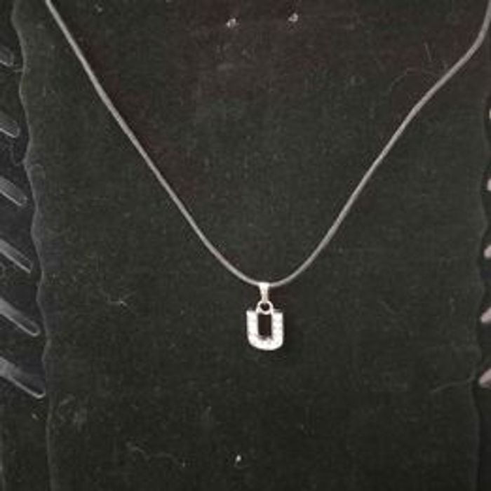 Collier avec pendentif lettre U