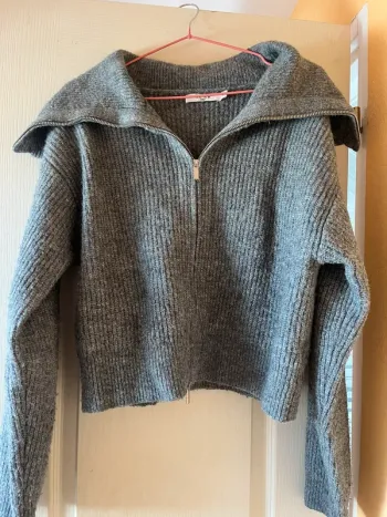cardigan gilet tricoté avec col zippe na-kd gris