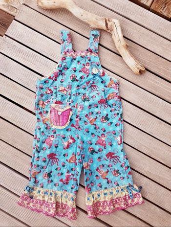 Salopette Oilily velours ras doux et finitions volantées Très bon état très peu portée (une fois, comme neuve) Achetée 89€ en boutique Oilily Amsterdam  PRIX FIXE MERCI 🌹