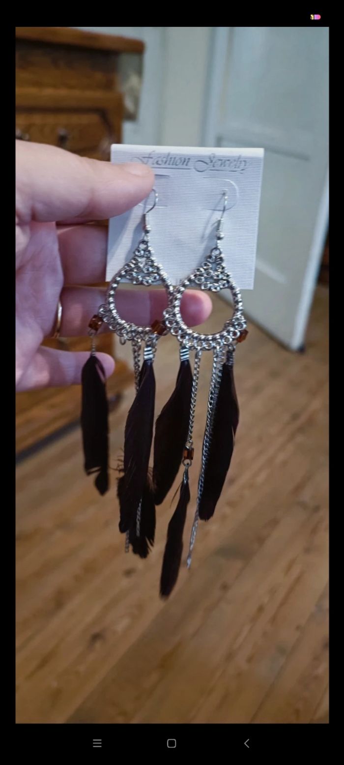 Boucle d'oreille plume marron