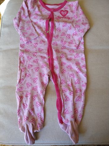 Pyjama demi-saison superbaby taille 6 mois en très bon état.