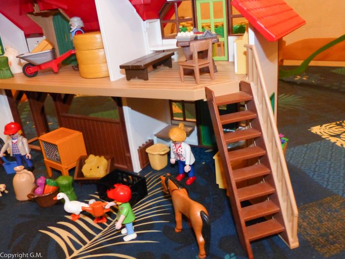 Playmobils la grande ferme moderne + personnages etc - photo numéro 10