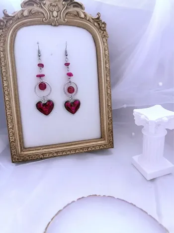 Boucles d’oreilles pendantes avec bijoux cœur rouge