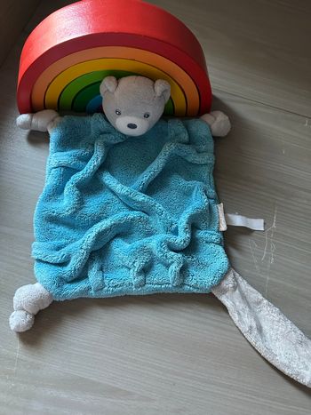 Doudou plat ours plume bleu Indigo Kaloo