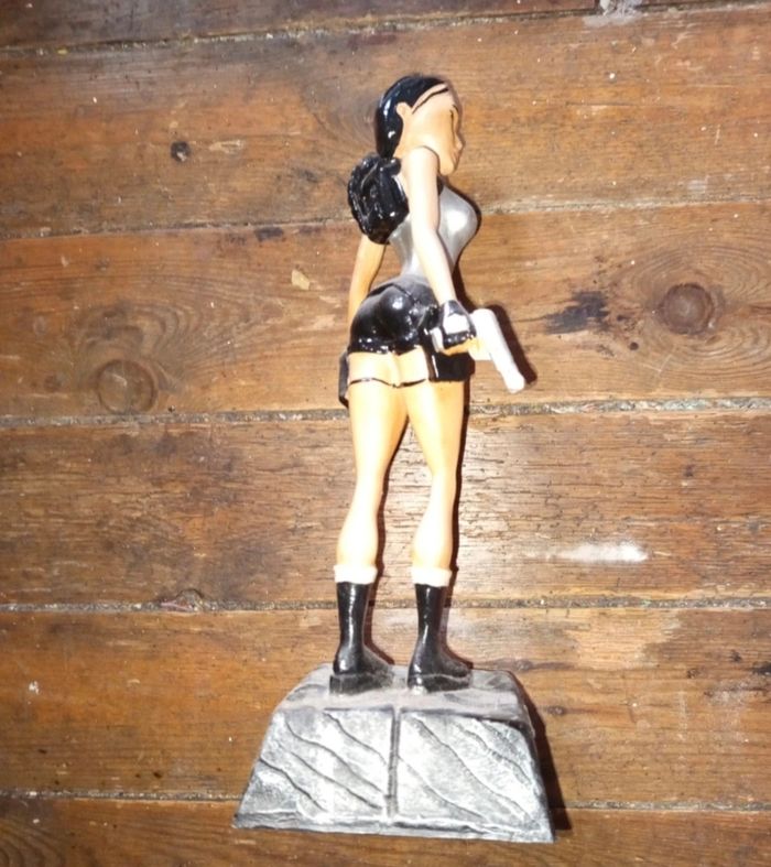 Figurine tomb raider sau