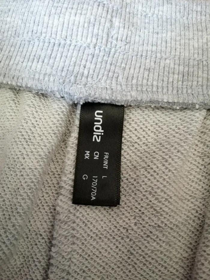 Short gris avec poche à l'arrière et écusson girls / undiz / (L) - photo numéro 7