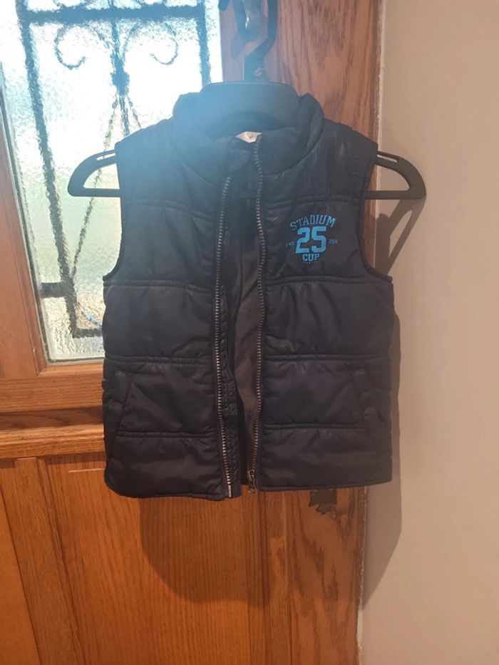 Veste sans manche 3 ans, bon état qq tâches