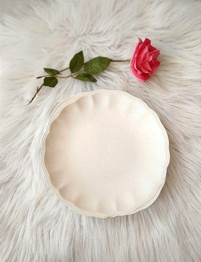 Grande assiette vintage coloris crème.