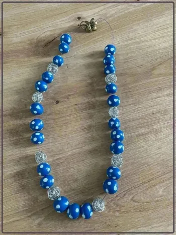 Collier bleu à pois blanc