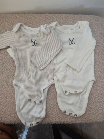 Lot bodies bébé 1 mois