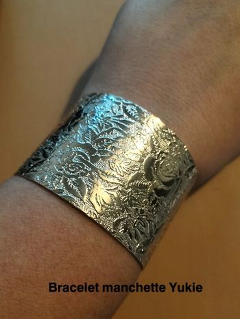 Bracelet manchette Avon.