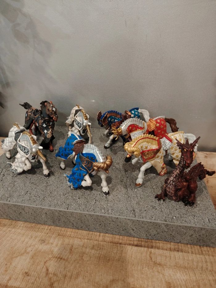 Lot figurines papo chevaux médiévaux maîtres des armes + dragon