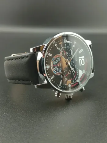 Montre noire, full argentée, heure et date
