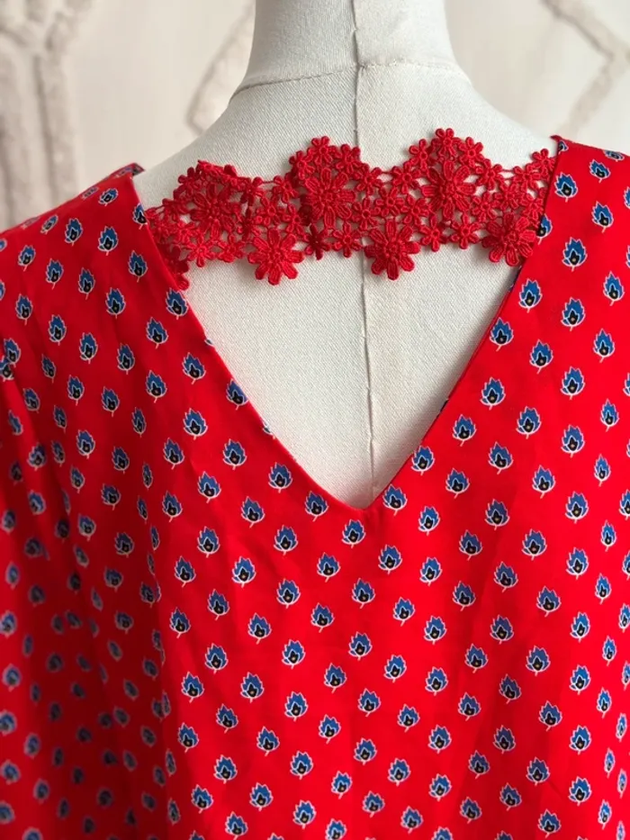 Blouse rouge imprimée bohème chic – col V devant et dos dentelle – Noémie & Co – taille S - photo numéro 5
