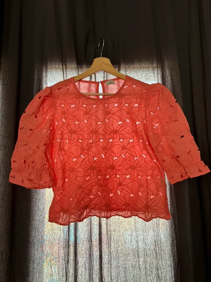 Blouse corail ajourée avec manches bouffantes