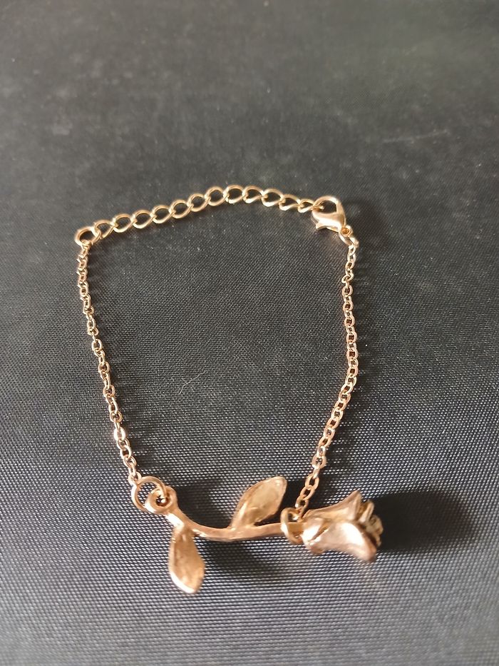 Bracelet doré avec fleur - photo numéro 1