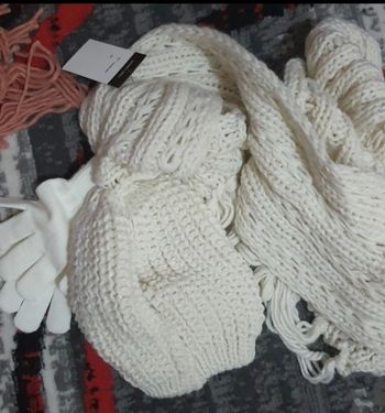 ensemble bonnet + gant + écharpe neuf avec étiquette jamais porté.
pour adolescent ou adulte