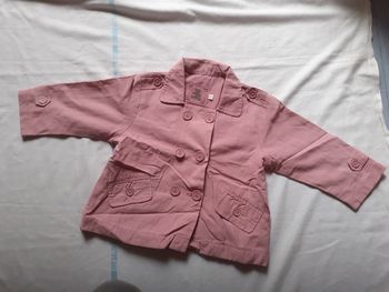 Veste rose avec des poches devant