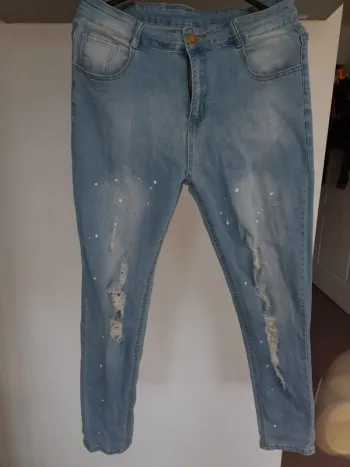 Jean troué taille M