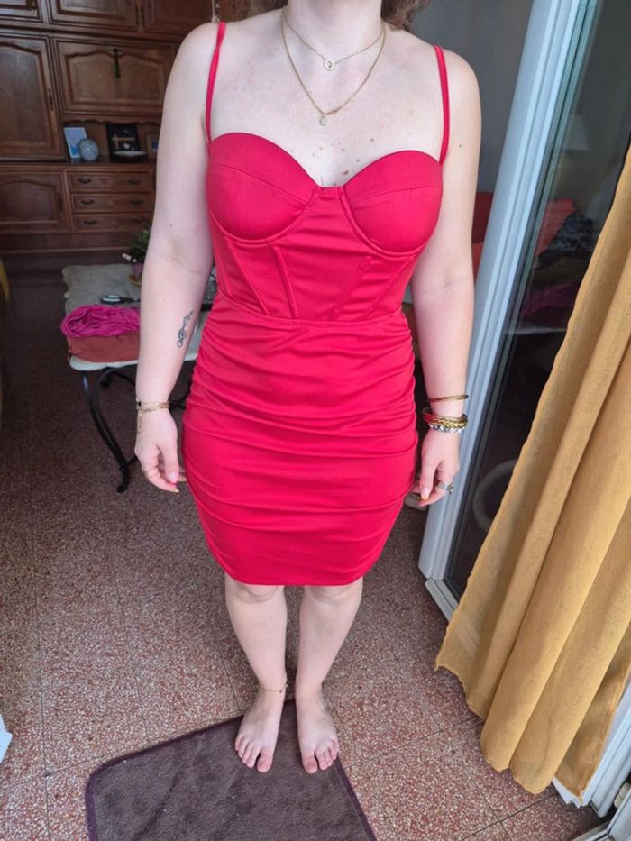 Robe moulante uni à bretelle