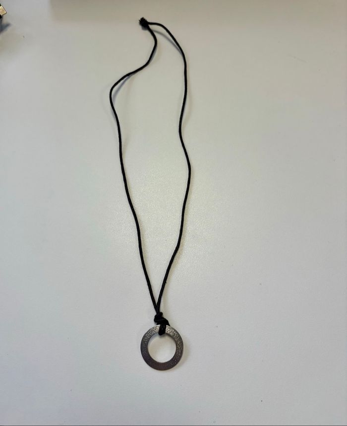 Collier cordon noir avec pendentif cercle en métal