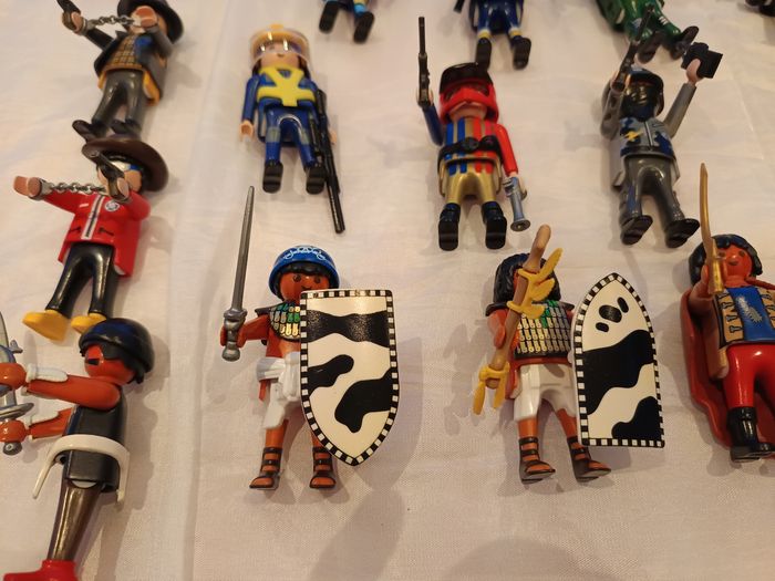 Playmobil ensemble d'environ 20 personnages et accessoires - photo numéro 3