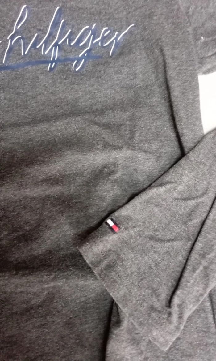Tee-shirt manches longues taille 8/10 ans marque Tommy Hilfiger - photo numéro 3