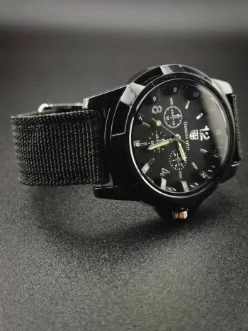 Montre noire, pro, aiguilles phosphorescentes