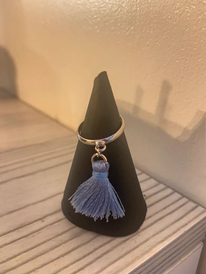 Bague pompom bleu