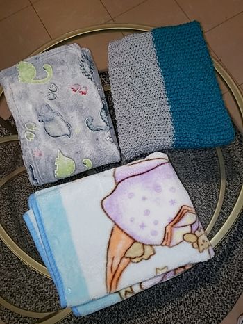 Lot 3 couverture  bebe dont une faite main en laine une fluorescente