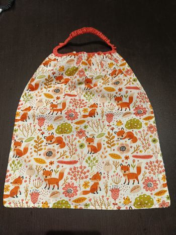Bavoir fille lavable , doublé nid d'abeille, élastique , maternelle. Motif renard