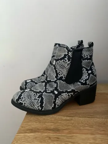 Bottines fourrées, modèle, serpent,