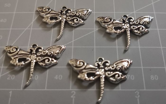 4 x pendentifs "libellule ornementée'" relief recto en métal argenté vieilli - photo numéro 3
