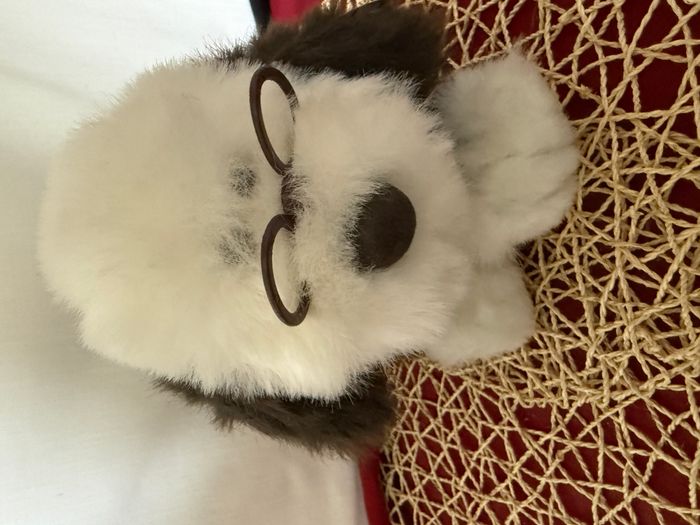 Peluche vintage chien de berger portant des lunettes