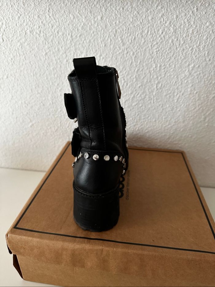 Bottines en cuir noires cloutées style motard - Zara - photo numéro 7