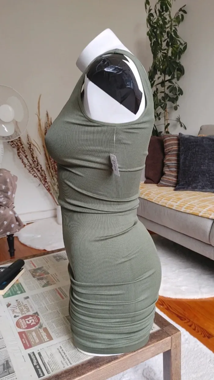 Robe sans manche décolleté V moulant côtelé - photo numéro 4