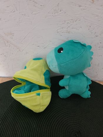 Doudou dinosaure vert dans un oeuf H&M