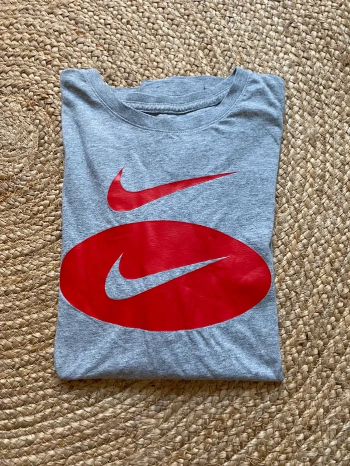 T-shirt Nike Gris Logos Swoosh Rouges Taille L Streetwear