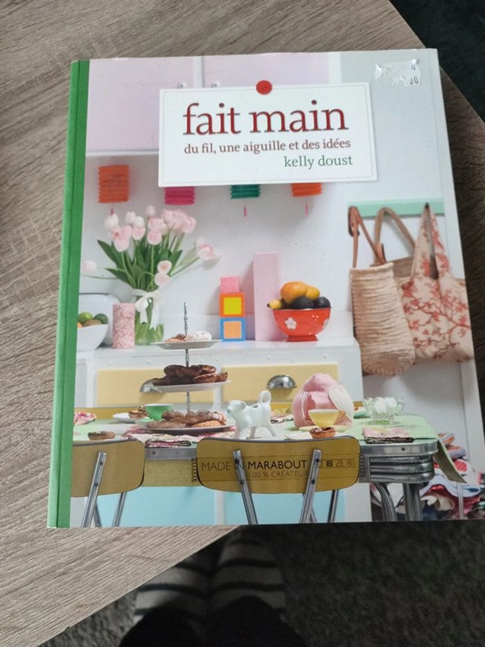 Livre fait main du fil une aiguille et des idées