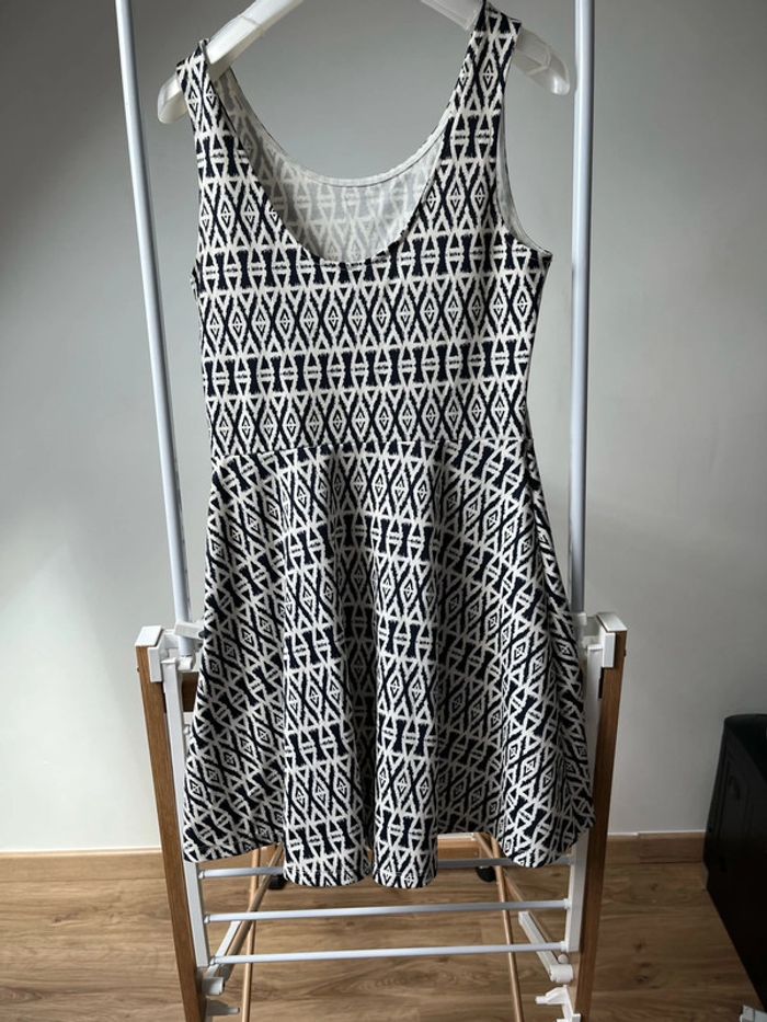 Robe à motifs femme Divided H&M taille 38 couleur bleu marine blanc état neuf - photo numéro 2