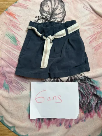 Short bleu