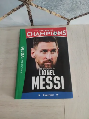 Livre enfant jeunesse destins de champions biographie Messi bibliothèque verte