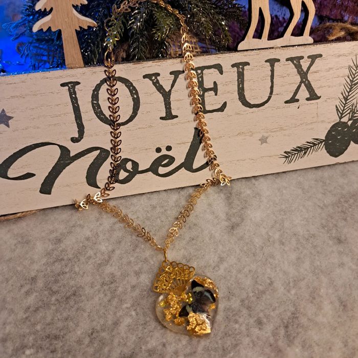 Collier chainette doré avec pendentif cœur résine