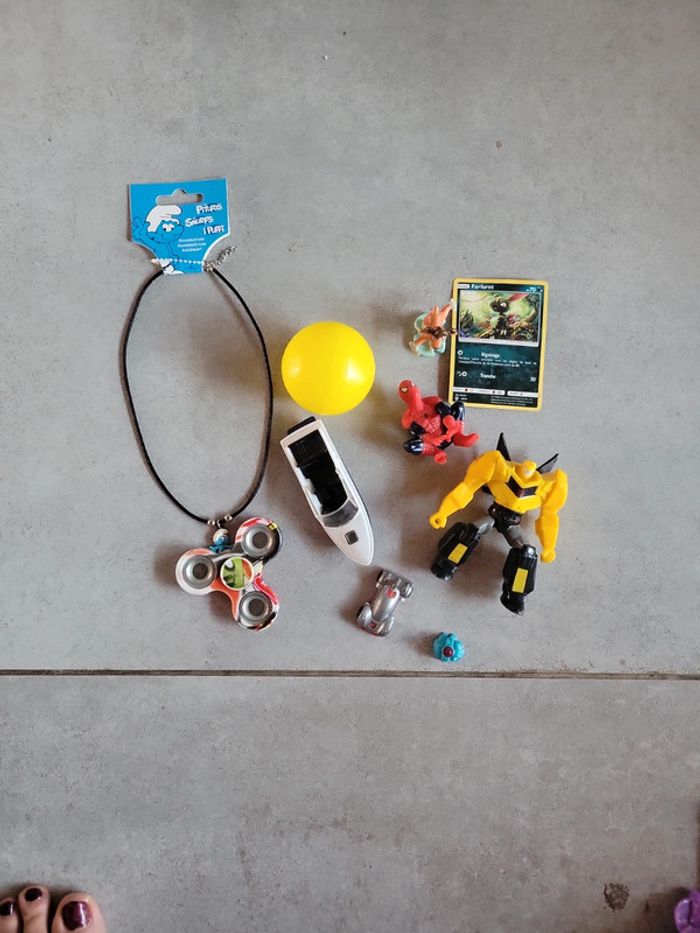 Lot Jouet divers spiderman smurf anse spnier bateaux collier