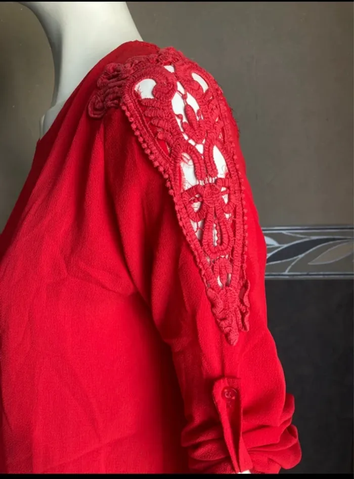 Blouse rouge avec dentelle - photo numéro 2
