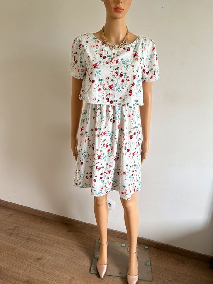 Robe blanche et fleurie à manches courtes Naf Naf taille 38 jamais portée - photo numéro 3