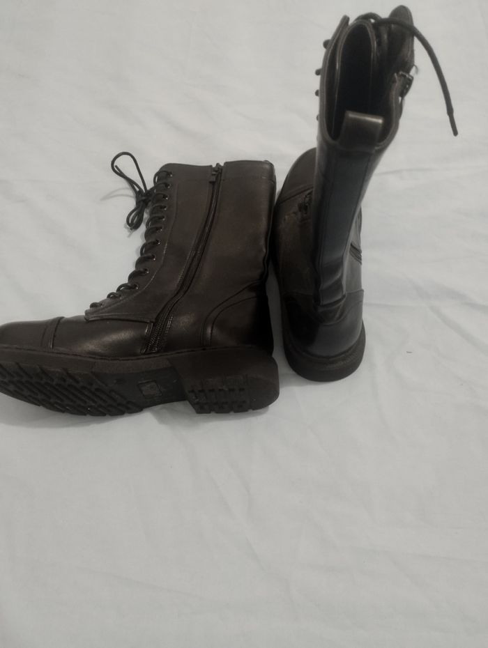 Bottes rangers noires montantes – excellent état 🖤
- photo numéro 2