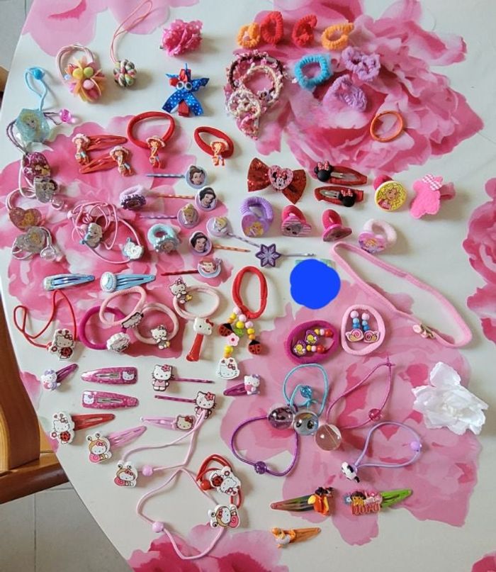 Presque 80 barrettes et élastiques de marques